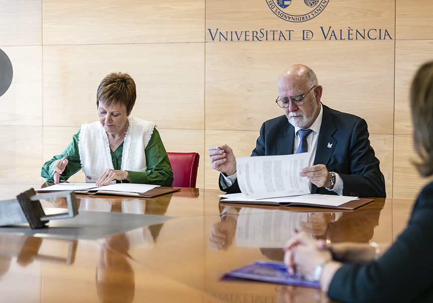 Firma del convenio entre la rectora de la UV y el presidente del MICOF