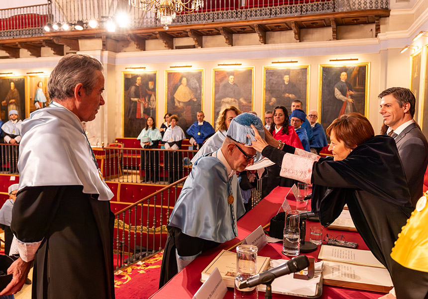 la rectora poniendo el birrete a Traverso - imatge 0