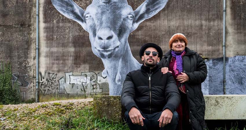 Fotograma. Una pareja delante del dibujo de un animal