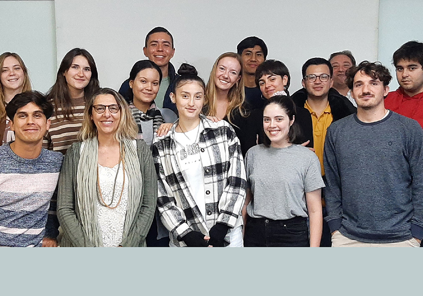 Ponente con grupo de estudiantes