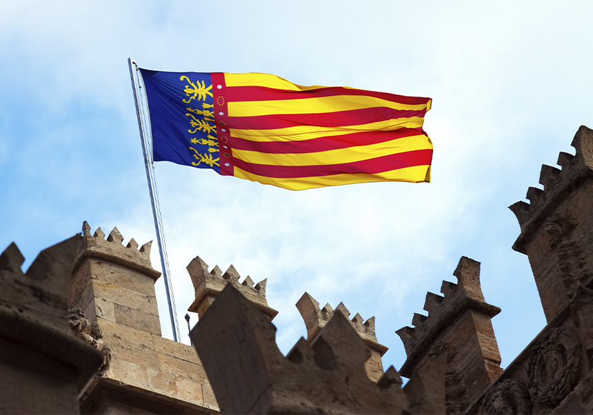 bandera de la Comunitat Valencian en el Palau de la Generalitat