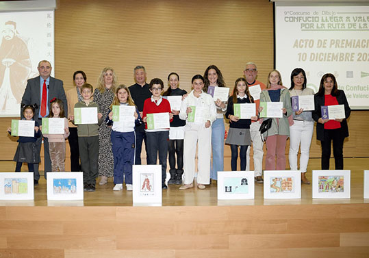 Vicent Andreu amb escolars premiats