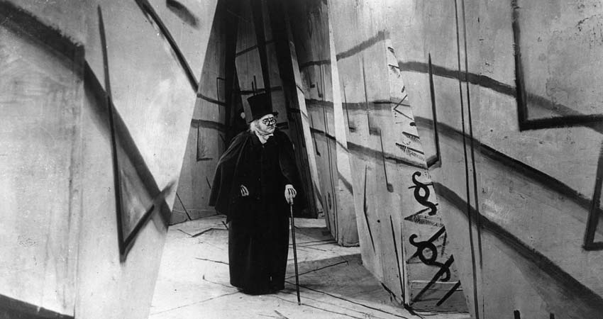 Un hombre caminando por la calle