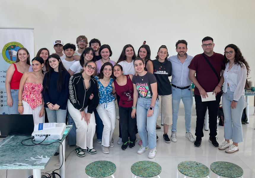 Foto de grupo de los estudiantes participantes en el taller sobre Reciclados y Plásticos