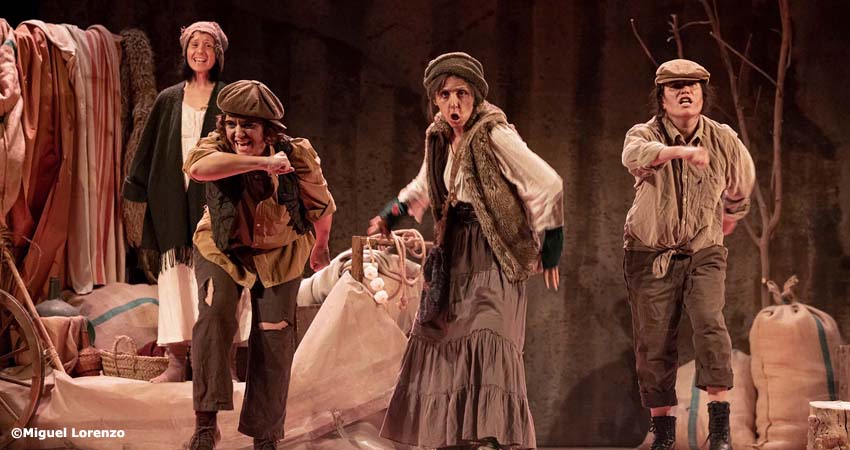 Dos actors i dues actrius actuant en l'escenari