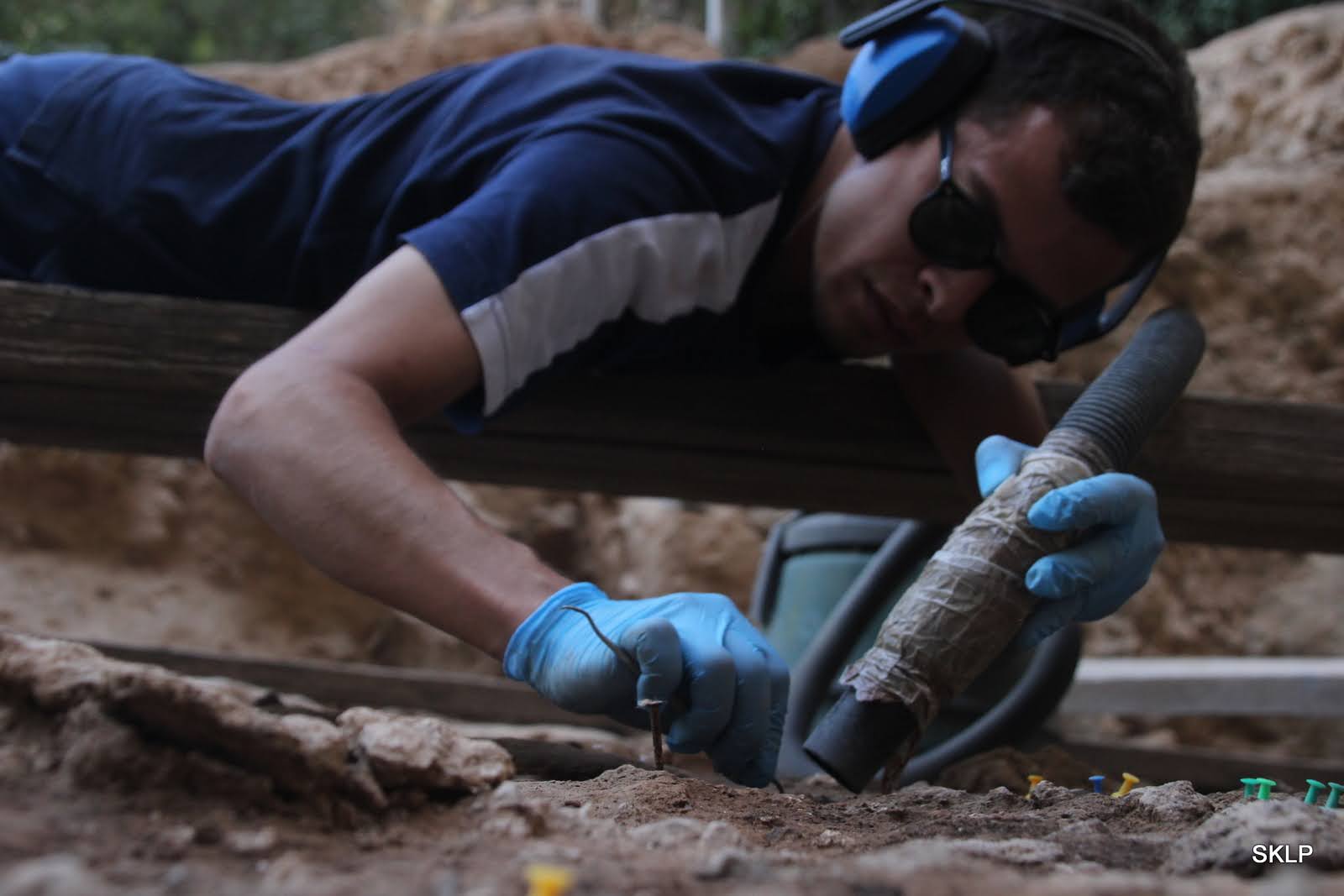 Santiago Sossa-Ríos, from the Universitat de València, excavating a hearth at El Salt. Photo: Sven Kleinhapl.