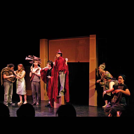Actors i actrius en un escenari