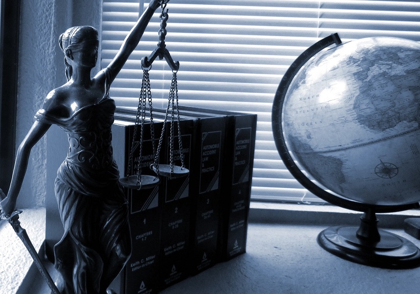 Mujer de la justicia, globo terráqueo y libros
