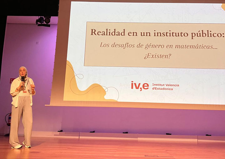 Yousra Saidi durant la presentació del seu projecte a Bilbao