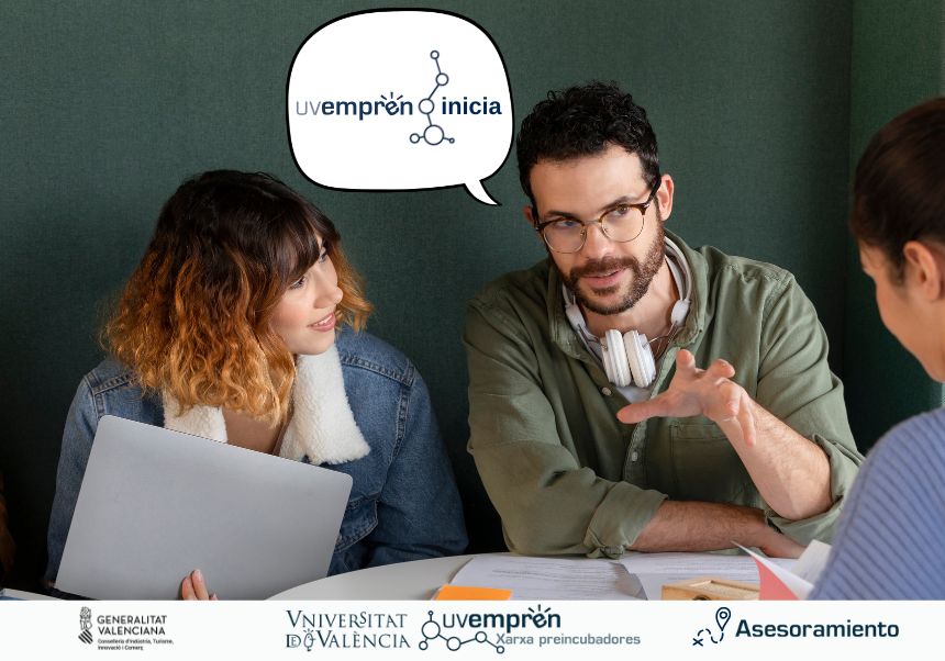 Estudiantant parlant al voltant d'una taula