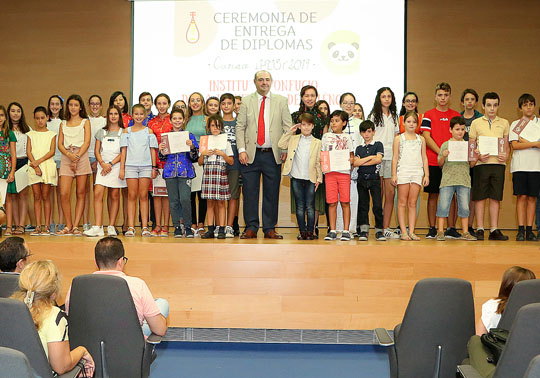 El director de l'institut, Vicent Andreu, amb alumnes diplomats.