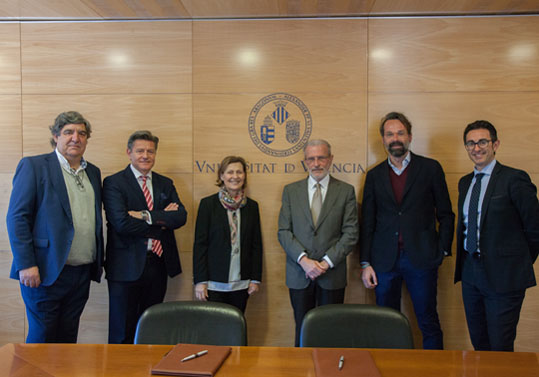 Participants en la signatura del conveni.