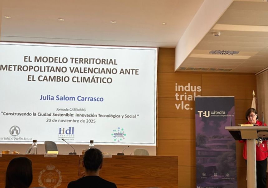 La investigadora Julia Salom ofereix la ponència 