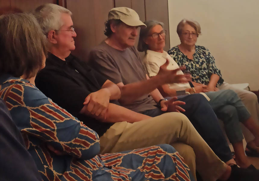 The writer Alfons Cervera (in the middle) talks with the Quixote Reading Club of Alumni UV