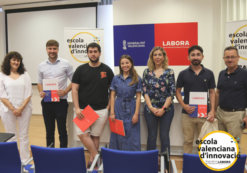 Imagen de los cuatro estudiantes recibiendo el diploma