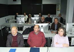 Alumnes de La Nau Gran amb l'ordinador