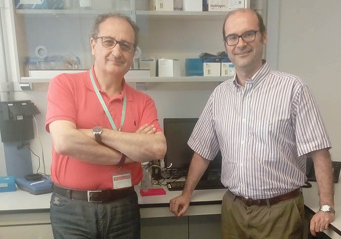 (D’esquerra a dreta). El catedràtic de Genètica de la Universitat de València Andrés Moya i l’investigador postdoctoral Vicente Pérez Brocal.