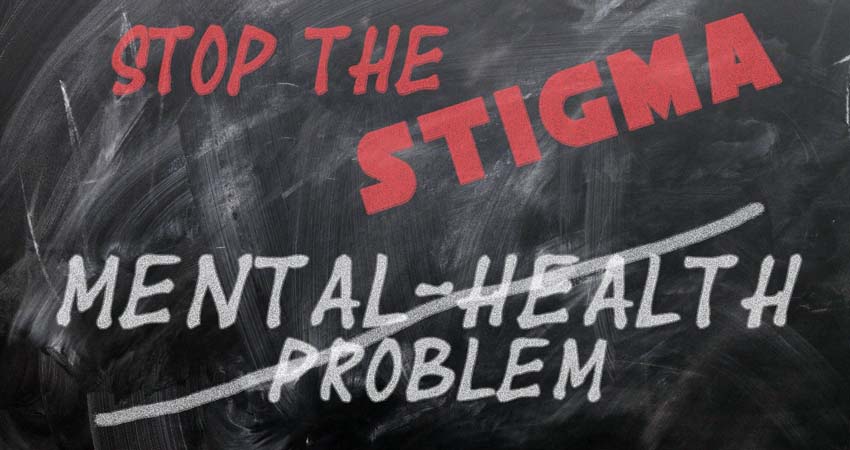 Una pissarra amb el missatge stop the stigma sobre la salut mental