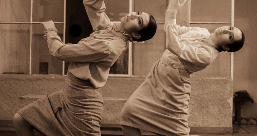Dos mujeres danzando