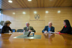 La vicerectora Silvia Barona, el rector Esteban Morcillo, Félix Prieto i Lorena Saus.