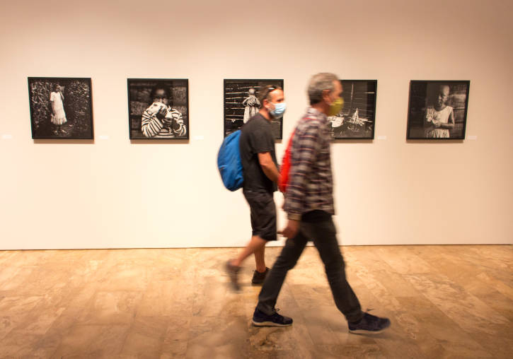 Dos personas visitan la exposición 'Mujeres del Congo'.