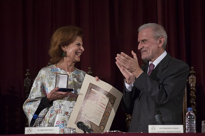 Carmen Alborch y Esteban Morcillo en el momento en el que se le ha entregado la medalla a la profesora