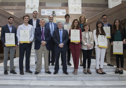 Els premiats, amb els responsables de la facultat.