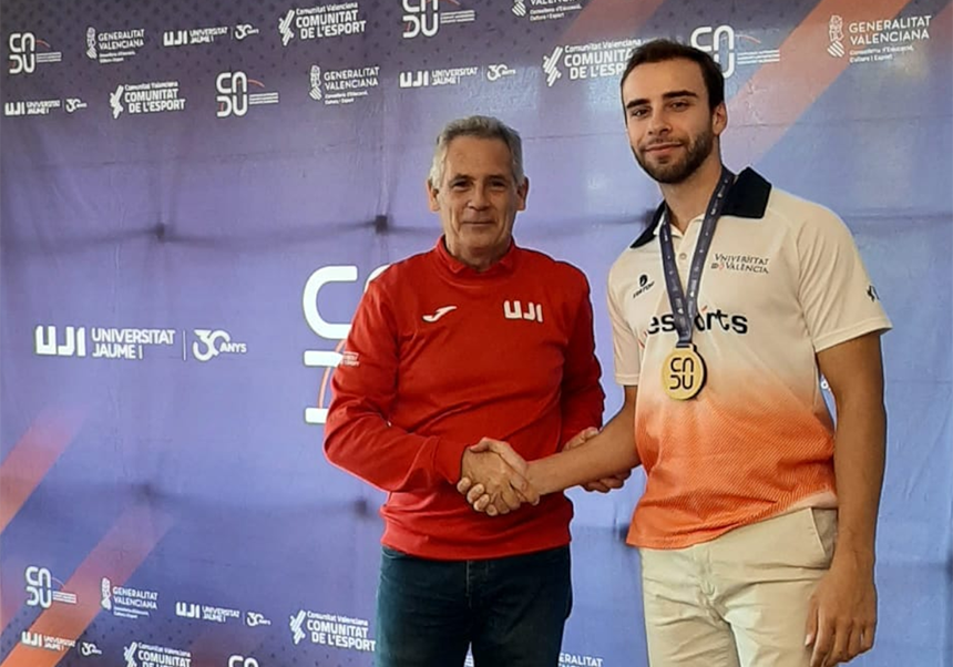 Foto del lliurament de la medalla al representant de la UV