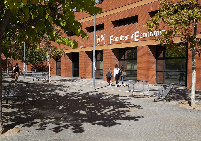 Façana de la Facultat d'Economia