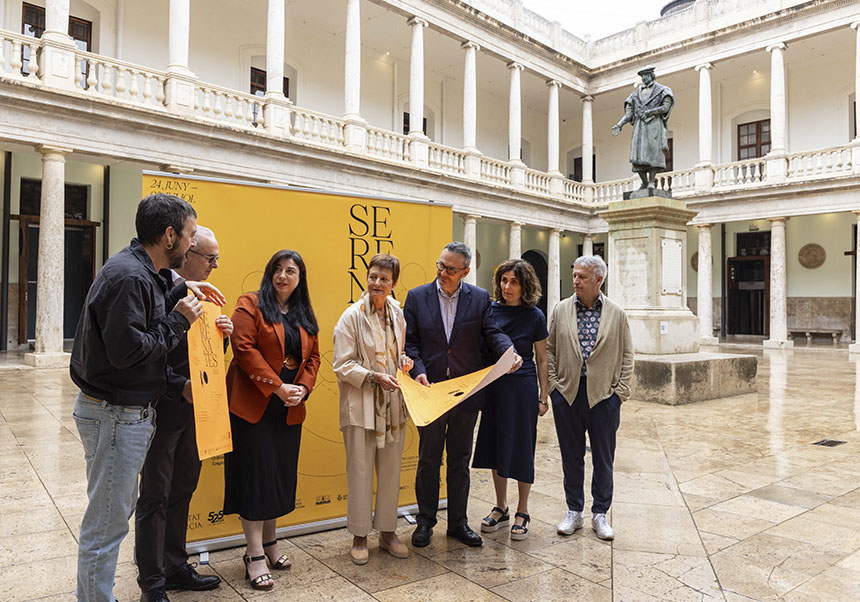 Un momento de la presentación de Serenates 2024 en el claustro del edificio histórico de la Universitat de València. Fotos: UV COMUNICACIÓ.