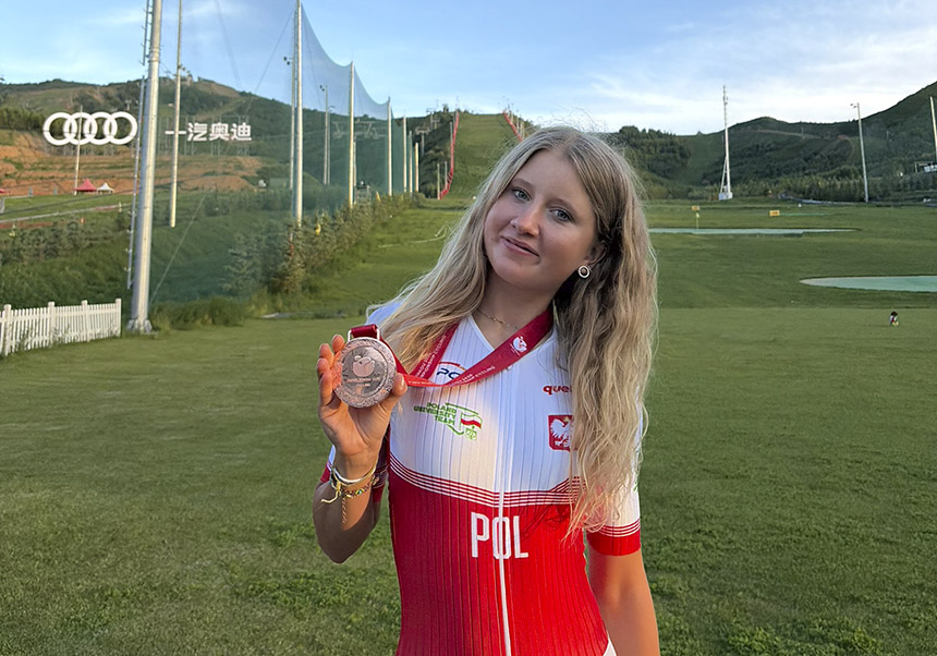 L'estudiant de la Universitat de València Antonina Jackowiak amb la medalla de bronze del Campionat Mundial Universitari de Ciclisme FISU 2026.