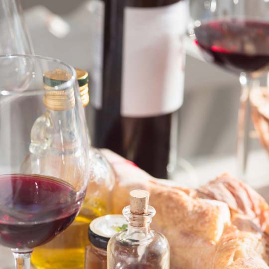 Foto de botella de vino, botella de aceite, copa de vino