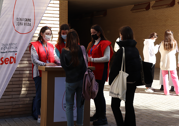 Estudiantado promotor en el campus de Els Tarongers