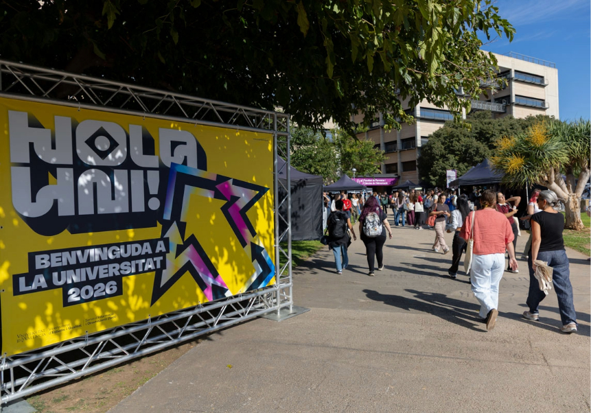 Estudiants accedint a la Benvinguda al campus de Burjassot