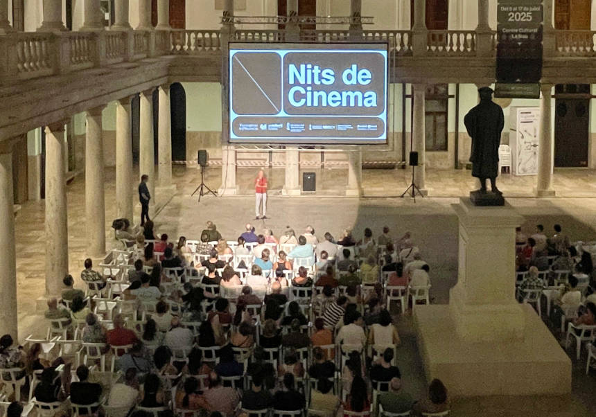 First cinema night in the Senate of La Nau of the University.