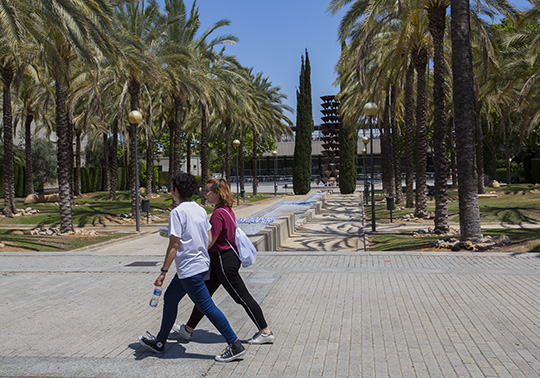 Alumnos caminando en el Campus