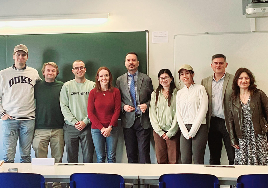 Foto de grupo al final de la sesión con el Dr. Stylos en el centro.