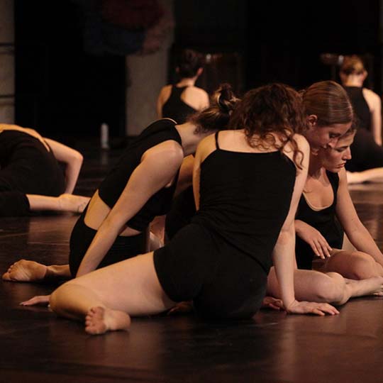 Grupo de mujeres danzando