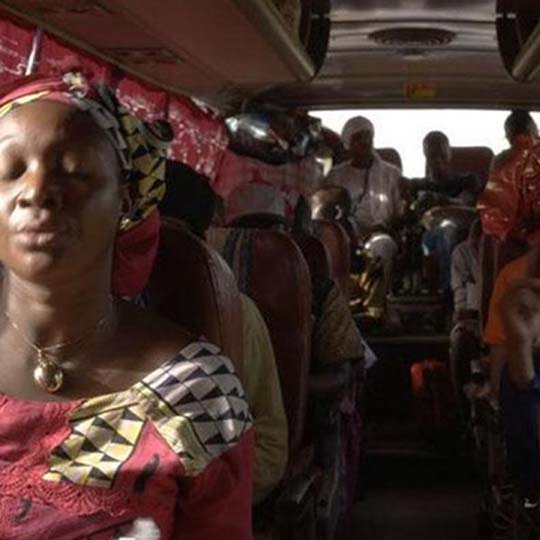 Grup de persones en un autobús