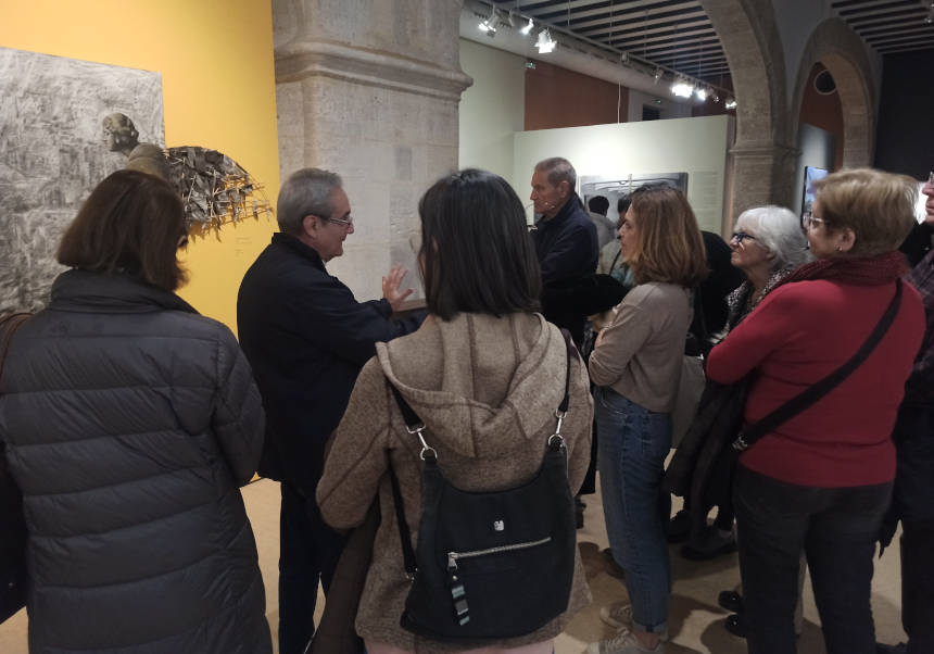 Un moment de la visita guiada a l'última exposició d'Artur Heras, 'Halt!'.