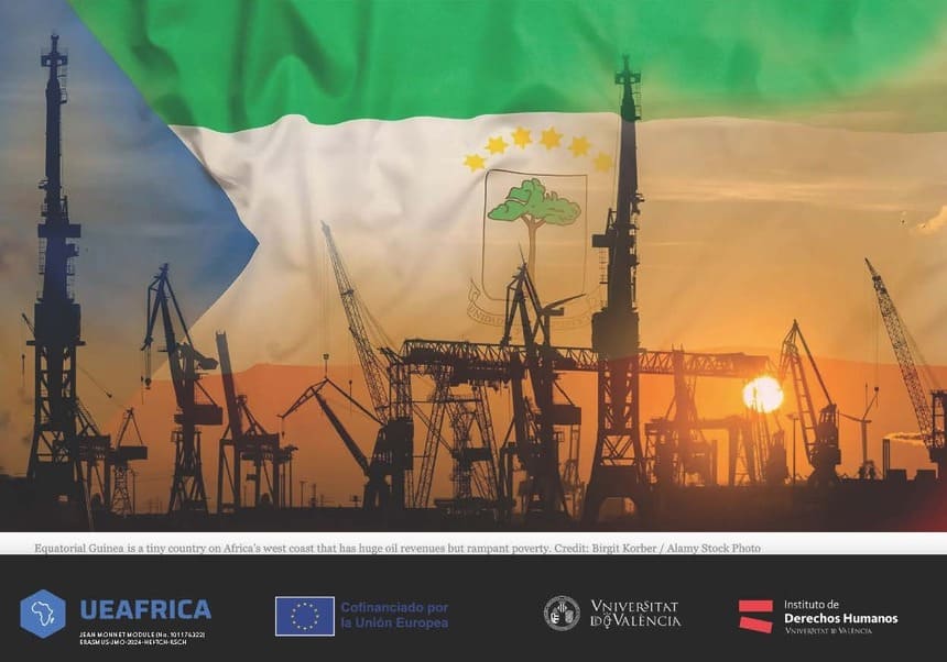 Imatge de grues i màquines pesades que trauen minerals de la terra