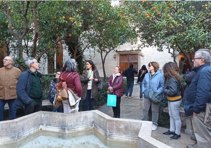 Grupo de antiguos alumnos en el patio de la Lonja de Valencia - imatge 0