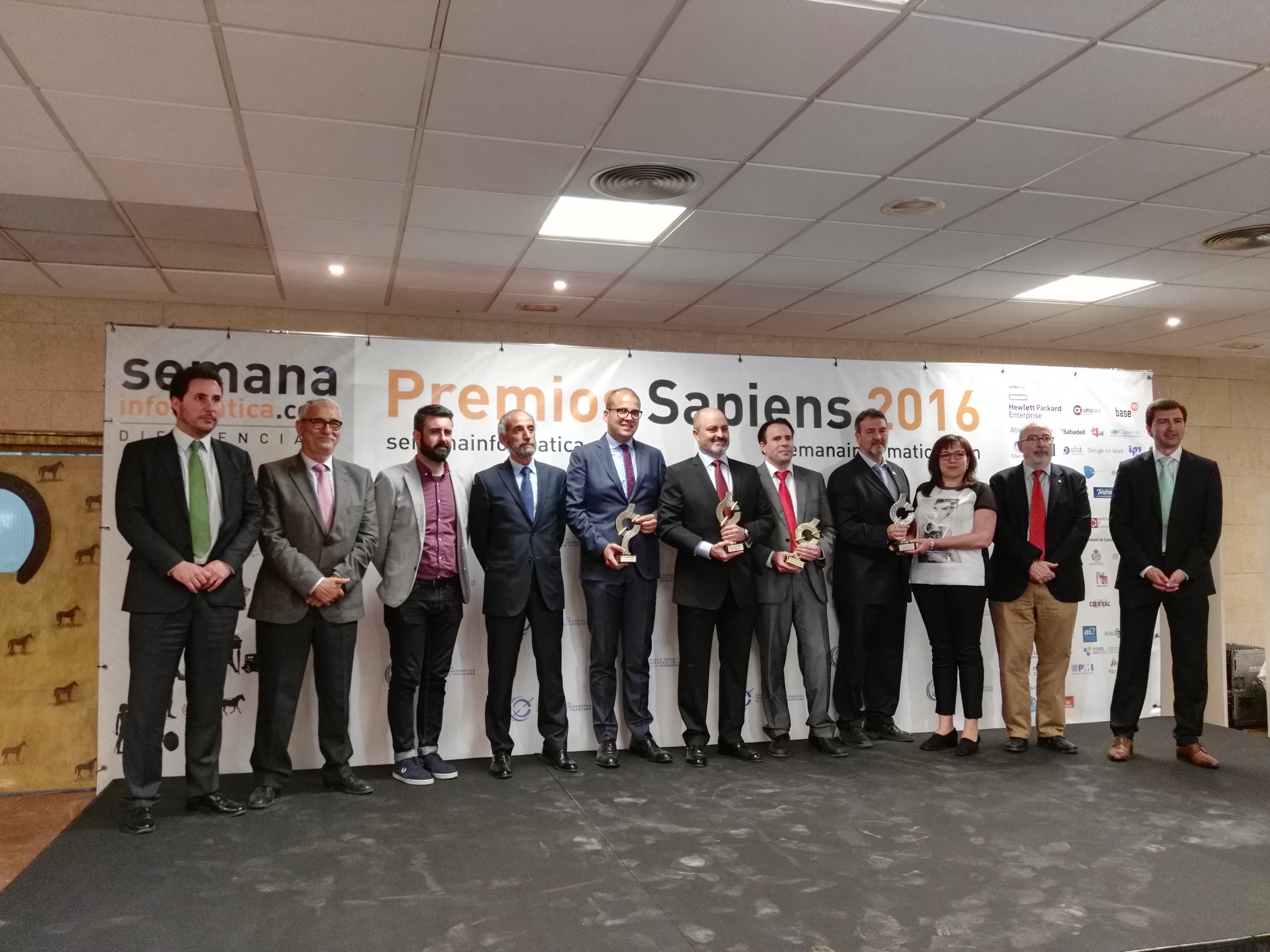 El professor José Manuel Claver rep el Premi Sapiens 2016