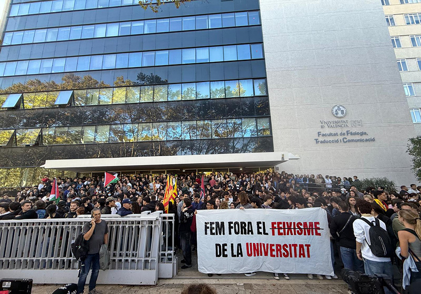 Imatge de la concentració davant de la Facultat de Filologia, Traducció i Comunicació