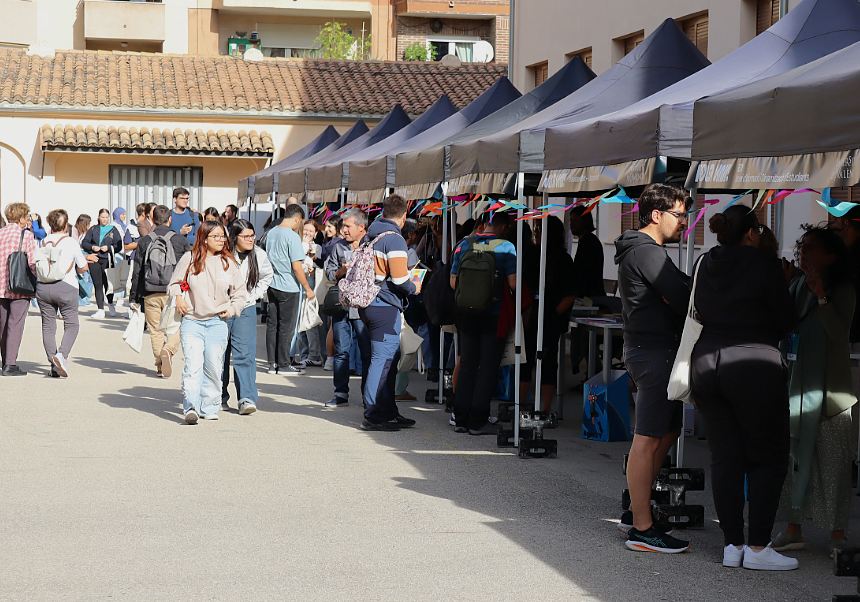 Estudiants passejant per les carpes de la Benvinguda UV instal·lades al pati central del campus d'Ontinyent