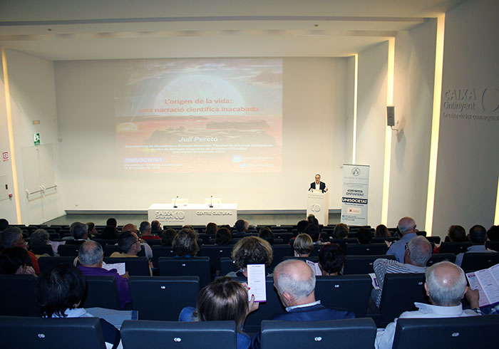 The director of the Ontinyent Campus, José Cantó, presented the lecturer Juli Peretó in Ontinyent. 29/10/2017