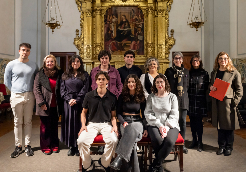 Guardonats de la 21a edició dels Premis UV d’Escriptura de Creació junt a representants de la UV i membres del jurat.