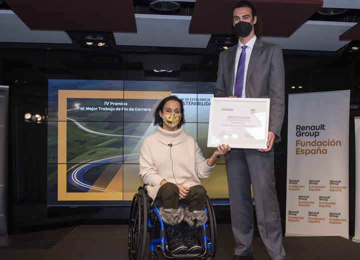 Pere Joan Quiles rep el premi de mans de Teresa Perales, madrina de la Fundación Renault Group España i Premi Princesa d'Astúries dels Esports 2021