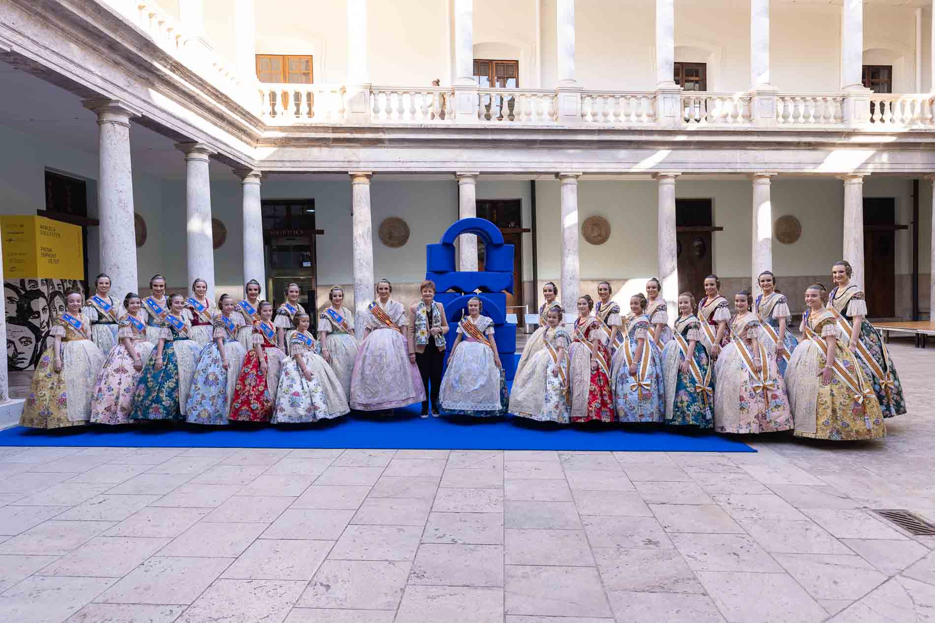 Les Falleres Majors de València visiten la Universitat