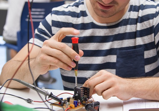 El estudio de inserción laboral de los Grados oficiales de la UV indica que la rama de ingeniería tiene los mejores datos